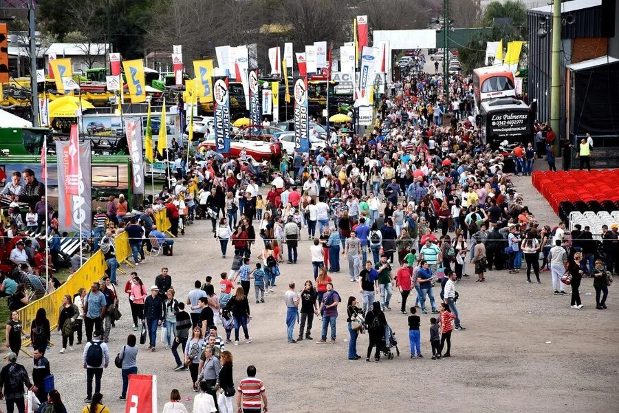 Miles de personas recorriendo la muestra